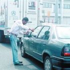 Una madre casi muerta en la carretera