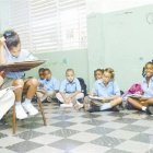Niños de tercer curso inician año sin tener en qué sentarse