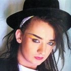 Cantante Boy George recogerá basura en calles de Nueva York