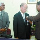 Gobierno condecora a médico japonés