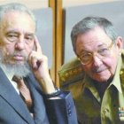 Fidel es operado de intestino; delega poder en <BR>Raúl Castro