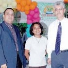 Cooperativa dona útiles escolares