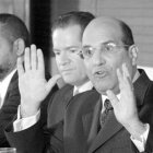 Castaños  y Rosario defendieron<BR>a la JCE como gallos de pelea