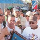 <P class=MsoNormal style="MARGIN: 0cm 0cm 0pt">Héctor Acosta celebra con su gente</P>