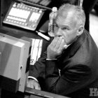 Inversionistas buscan pistas<BR>en medio de la turbulencia