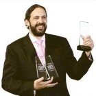 Juan Luis Guerra vuelve a imponerse,<BR>con tres  Billboard