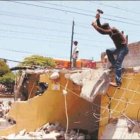 Un contingente derriba  negocios en 12 de Haina