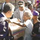 Leonel reparte cajas y ve necesidades