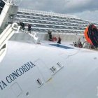<P>Sigue rescate de suntuoso crucero</P>