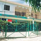 <P>Maestro atiende a 100 alumnos en dos cursos al mismo tiempo </P>