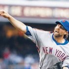 R.A. Dickey tiene  un pie en equipo Azulejos de Toronto