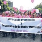 Mujeres marchan en Santiago en <BR>prevención del cáncer de mama