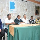 Paola Pelletier, Mario Serrano, Noemi Méndez, Roque Feliz, Ana María Belique, Felipe Fortine y Octavio Figueroa durante una rueda de prensa en el Centro Bonó, donde expresaron su más profunda indignación ante "la sentencia absurda, insensata e injusta" mediante la cual el Tribunal Constitucional (TC) crea la figura de personas extranjeras en tránsito en un período que abarca  85 años, para justificar la desnacionalización de miles de dominicanos y dominicanas de ascendencia haitiana. Santo Domingo República. HOY/Pedro sosa.