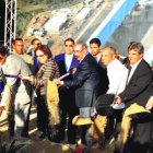El presidente Medina, ejecutivos de las empresas que construirán las plantas y  funcionarios del Gobierno dan la primera palada para dejar iniciados los trabajos