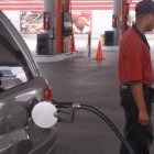 Bajan entre seis y cuatro a precios de gasolinas; gas se mantiene igual
