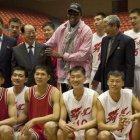 El ex astro de la NBA Dennis Rodman posa junto con basquetbolistas y funcionarios norcoreanos durante una sesión de prácticas en Pyongyang, el viernes 20 de diciembre del 2013. Rodman seleccionó a los integrantes del equipo norcoreano que se enfrentará con jugadores estadounidenses en un partido de exhibición con motivo del cumpleaños del líder Kim Jong Un el 8 de enero del 2014. (Foto AP/David Guttenfelder)