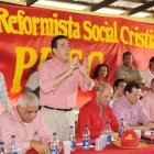 (foto) COTUI.- Louis Bogaert, subsecretrio general del PRSC, habla en el encuentro con dirigentes reformistas de la provincia Sánchez Ramírez.