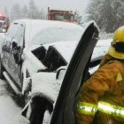Una foto de un accidente vehicular en las Montañas de San Bernardino provista por el Departamento de Bomberos del condado de San Bernardino, California, el viernes 22 de noviembre del 2013. Tres personas murieron a causa del clima tempestuoso del norte de California, las eliminatorias del fútbol estadounidense fueron suspendidas por la lluvia en Arizona y docenas de vehículos quedaron estancados en medio de la nieve en caminos rurales de Nevada después que tormentas invernales azotaron regiones del oeste de Estados Unidos. (Foto AP/Departamento de Bomberos del condado de San Bernardino)