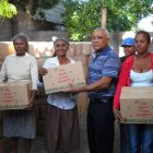 Roban pistola a policía en reparto de cajas navideñas