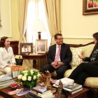 Margarita Cedeño conversa con Hugo Martínez y con Ana Hazel Escrich.