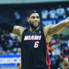 LeBron James prueba una máscara durante práctica