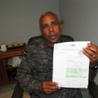 foto coronel Valenzuela mostrando expediente