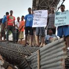 6 casa destruidas por caerle a su vivienda parte de una columna de varillas donde se extiende la construcción de la segunda Línea del Metro de Santo Domingo sector Gualey de esta capital.Fotografía Gina De Camps21-5-2014