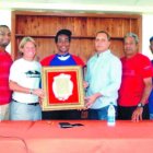 Garibaldy Bautista reconoce a Dharianna Familia junto a otras figuras