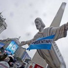 View of an inflatable balloon depicting Rio de Janeiro’s Christ the Redemeer set up by fans of Argentina next to the Obelisco in Buenos Aires on July 5, 2014 after Argentina defeated Belgica and qualified for FIFA World Cup semifinals. AFP PHOTO / Alejandro PAGNI