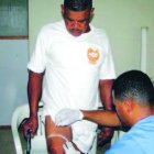 Uno de los beneficiarios es atendido durante el operativo