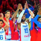 Los jugadores dominicanos celebran con palmadas la primera victoria en el Mundial de Basket ante Nueva Zelanda, ayer. Ahora buscarán otra victoria para avanzar a la segunda ronda del evento deportivo