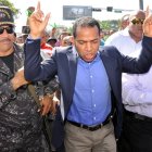 Santiago; Juan Marte presidente del sindicato nacional de trabajadores del transprte (CNTT) encabeza paro de dos horas en la avenida circunvalación con Estrella Sadhala, el mismo alego que la motivación del paro es ante la apatía de la alcaldía de santiago y del ministro de obras publicas ya que no han resuelto el deterioro de las avenidas y calles las cuales se encuentran en mal estado.Este repudio los ataques con bombas lacrimógenas en contra de los choferes por parte de los miembros de la policía.   Lunes 22-09-2014     Nelson Garcia.