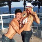 Mujer y hombre que invirtieron miles de dólares para parecerse a la Barbie y al Ken se ven cara a cara