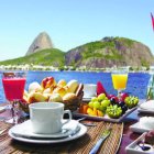 El desayuno brasileño incluye frutas, panes, café y jugo. En la imagen, un desayuno en Río de Janeiro