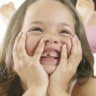 Niña caries