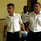 Los pilotos franceses Bruno Odos, izquierda, y Pascal Jean Fauret, formalmente imputados por tráfico de drogas son escoltaos en una corte en Santo Domingo, República Dominicana. Foto/AP.