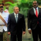 Antigua and Barbuda’s Prime Minister Winston Balwin Spencer (R) is welcomed by Cuban President Raul Castro (C) at the Revolution Palace in Havana, on December 7, 2014. Balwin Spencer is in Havana for the Caribbean Community (CARICOM) conference.   AFP PHOTO / JORGE LUIS BANOS/POOL