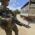 TO GO WITH AFP STORY BY PHILIPPE ZYGELA Colombian soldier manning the squad’s machine gun stands at a checkpoint patrol along a dirt road linking San Vicente del Caguan and Los Pozos, department of Caqueta, Colombia on November 3, 2014. In the 70,000-inhabitants town of San Vicente del Caguan, a FARC fief located between the Andes range and the Amazonian rainforest, the peace talks between the Colombian government and the FARC guerrillas, launched two years ago in Cuba and interrupted since November 17, 2014, inspire as much hope as distrust. AFP PHOTO/Luis Acosta