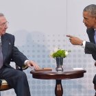 US President Barack Obama (R) speaks with Cuba’s President Raul Castro (L) on the sidelines of the Summit of the Americas at the ATLAPA Convention center on April 11, 2015 in Panama City. AFP PHOTO/MANDEL NGAN