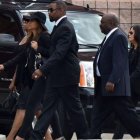Vestido todo de negro, el afligido músico de R&B fue uno de los primeros en salir de una tensa ceremonia religiosa en memoria de Bobbi Kristina, de 22 años, el sábado en la iglesia metodista unida St. James en Alpharetta, justo al norte de Atlanta. FOTO/AP