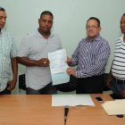 Angel Estevez entrega cheques