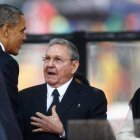 Momento del apretón de manos entre el presidente de EU, Barack Obama, y su par de Cuba, Raúl Castro