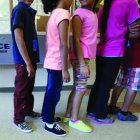 Niños centroamericanos ilegales detenidos en un hogar temporal en Karnes City, Texas, EEUU