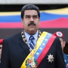 Handout photo released by the Venezuelan Presidency Press office showing Venezuelan President Nicolas Maduro (C), the President of the Supreme Court of Justice Gladys Maria Gutierrez (L) and Electoral Board member Fernando Vegas Torrealba  posing at the Supreme Court in Caracas, Venezuela on February 02, 2015. As Venezuela’s economic crisis deepens, President Nicolas Maduro has stepped up accusations of plots against his leftist government, lashing out most recently at US Vice President Joe Biden. Just ten days ago Maduro had fondly referred to Biden as «comrade,» but on Sunday the Venezuelan leader was livid. AFP PHOTO/PRESIDENCIA= RESTRICTED TO EDITORIAL USE – MANDATORY CREDIT «AFP PHOTO / PRESIDENCIA» – NO MARKETING NO ADVERTISING CAMPAIGNS – DISTRIBUTED AS A SERVICE TO CLIENTS =