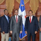 Junior Noboa, Mario Melvin Soto, Miguel Batista, Rafael Landestoy y José -Makey- Moreno junto al canciller Andrés Navarro, fuente externa.