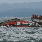 Rescatistas auxilian a los pasajeros de un bote que se volcó en la ciudad de Ormoc, isla de Leyte, el jueves 2 de julio de 2015. Filipinas.  AP
