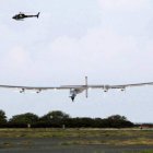 El Solar Impulse 2 aterrizó en Hawái a las 6 de la mañana del viernes, hora local. BBC Mundo.