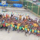 Niños de San Carlos comparten en el campamento 2015.