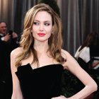 Angelina Jolie nació en Los Ángeles, California. Sus padres, genéticamente le cedieron la pasión por las tablas.
