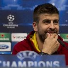 Gerard Piqué, del Barcelona, sonríe durante una conferencia de prensa. (AP Foto archivo/Jon Super). Archivo.